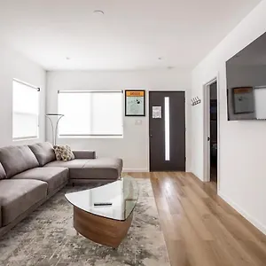 Monopoly House - Spacious 2bd 8 Min From Airport Villa